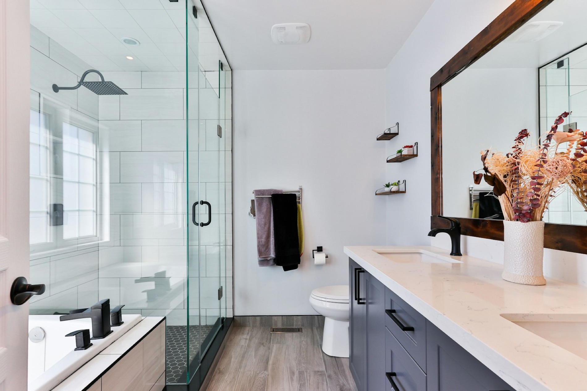 Wellness badkamer met marmer en mat zwart sanitair
