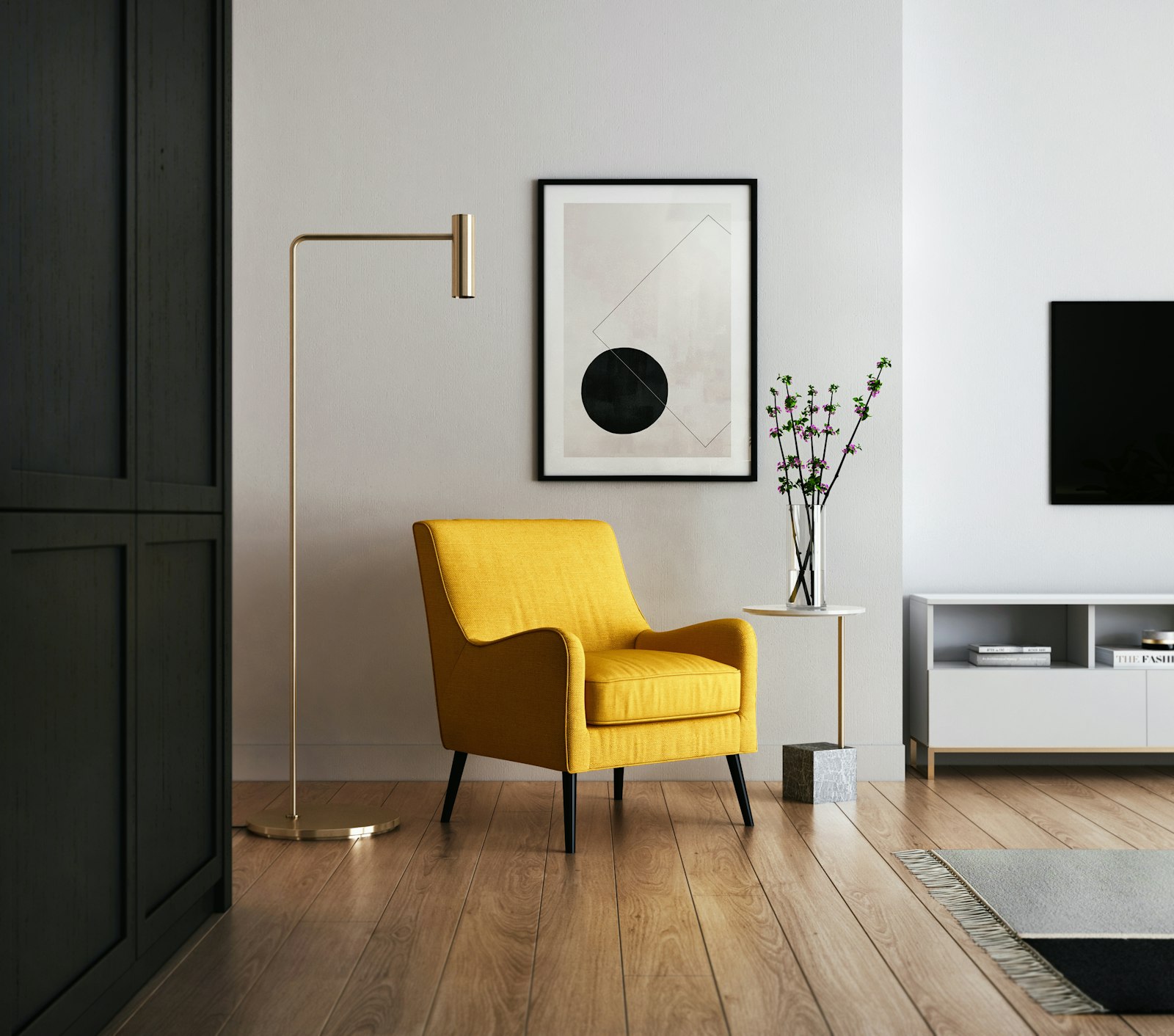 Messing vloerlamp en donkergroene kasten in een rustig interieur